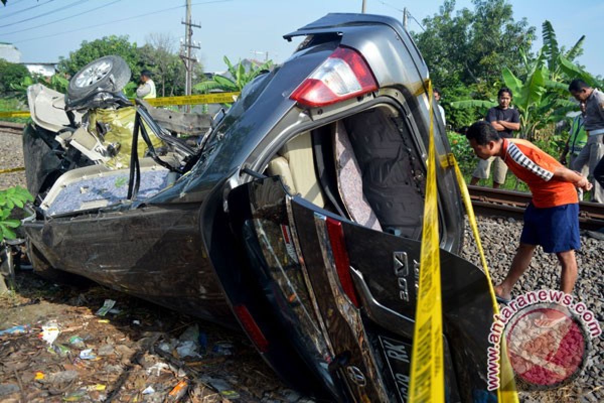 KA Argo Lawu tabrak mobil, satu orang luka berat