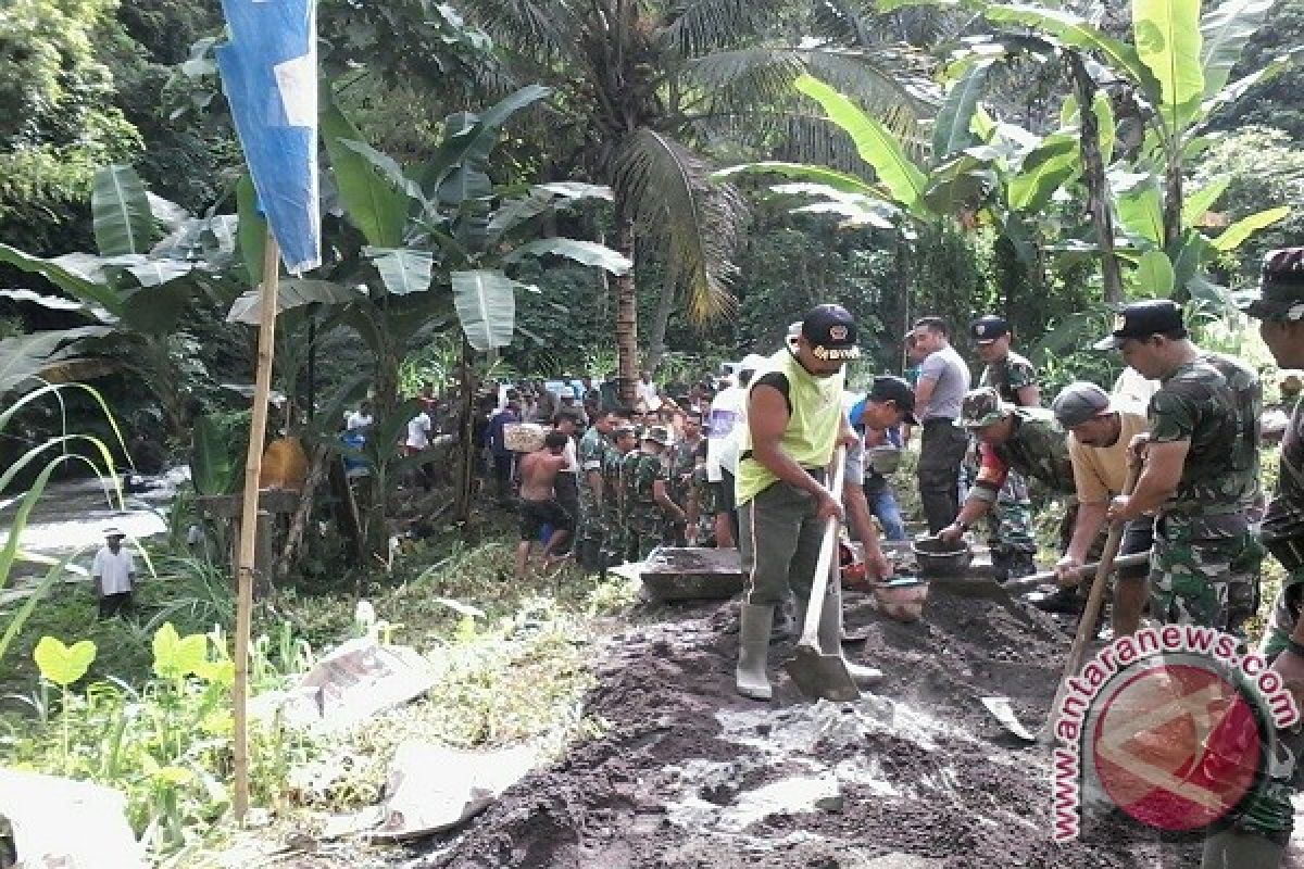 Kodim 1609/Buleleng Gotong Royong Bangun Jembatan Mayong