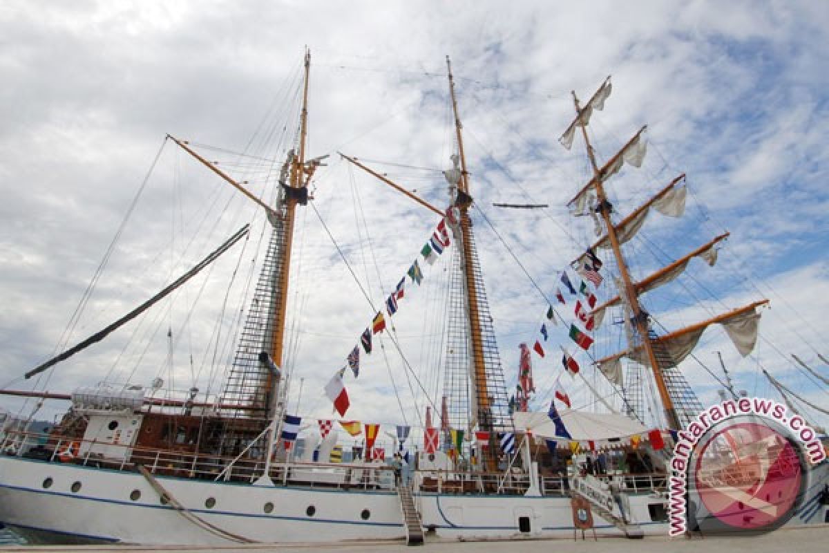 KRI Dewaruci berlabuh di Makassar