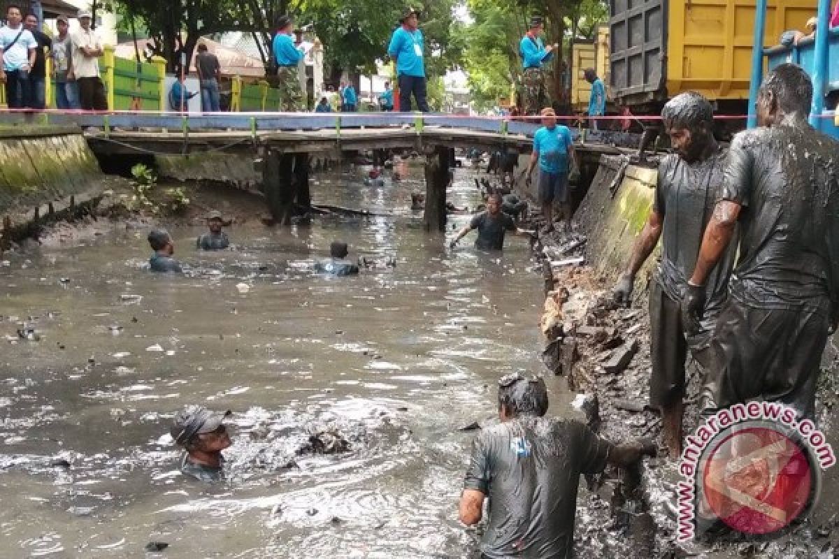 Ratusan Warga Banjarmasin Bergumul Lumpur Sungai Sutoyo 