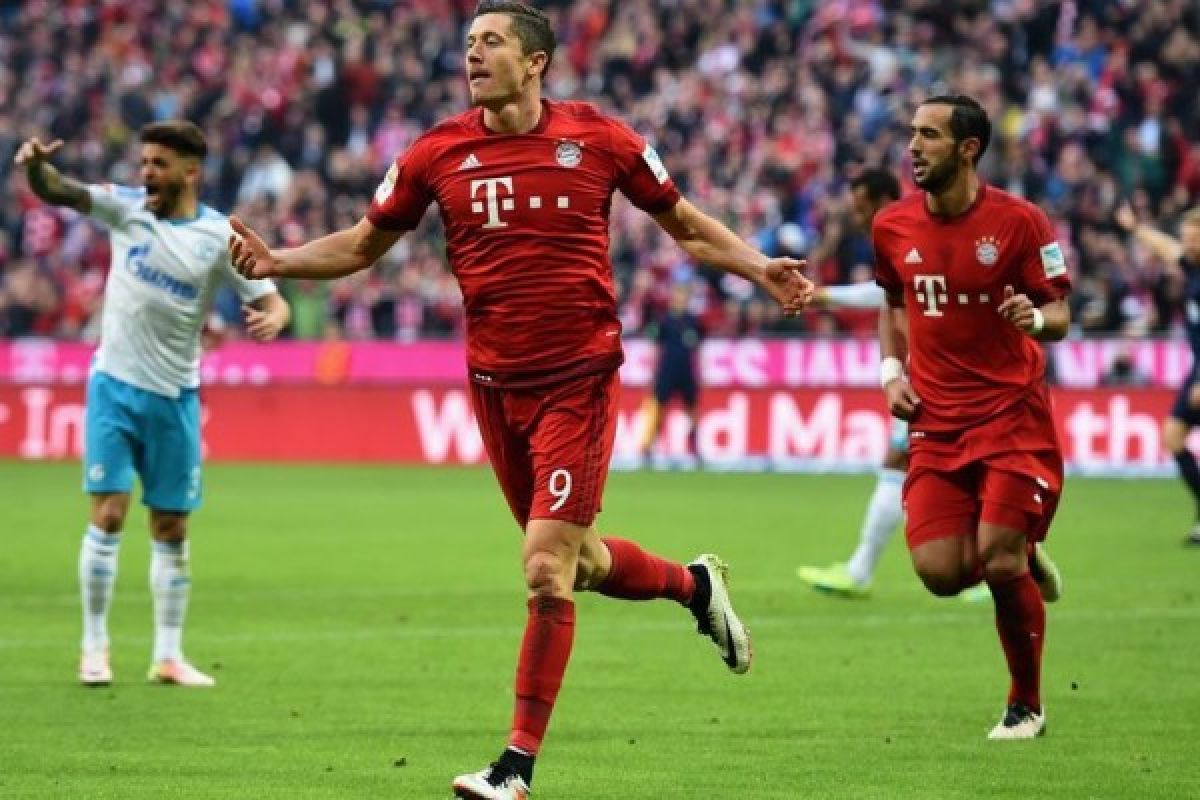 Lewandowski bawa Munchen kalahkan Schalke 3-0