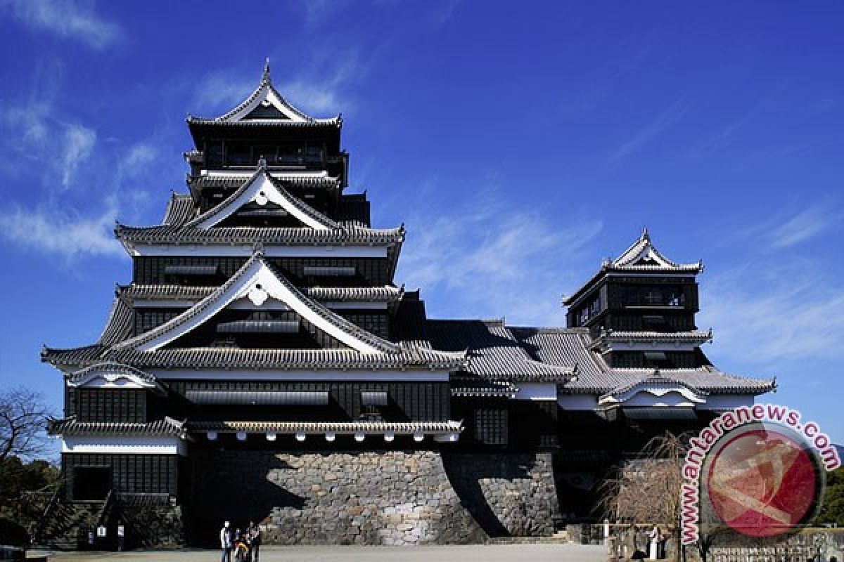 Gempa Jepang membuat dinding Kastil Kumamoto retak