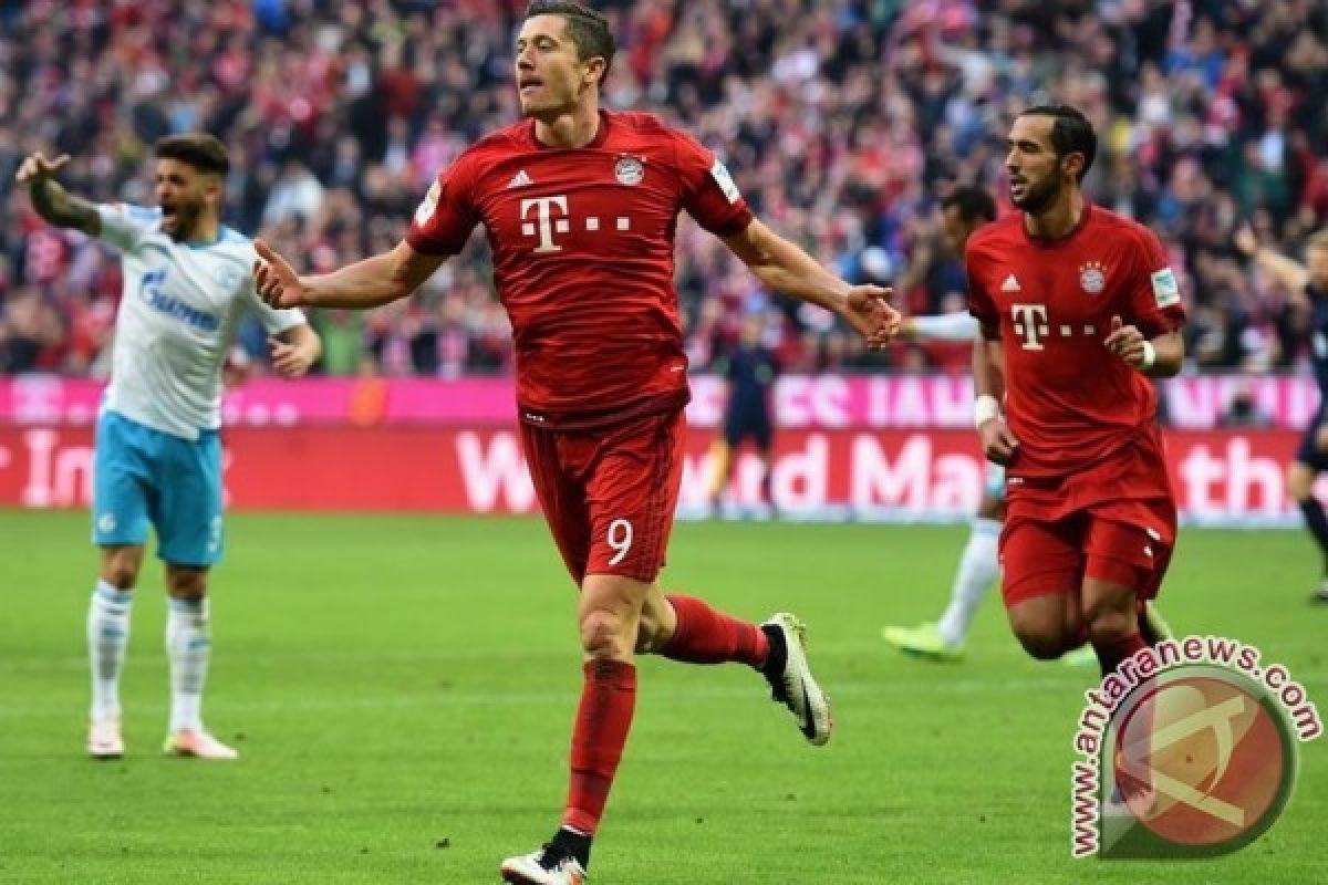 Lewandowski bawa Munchen kalahkan Schalke 3-0