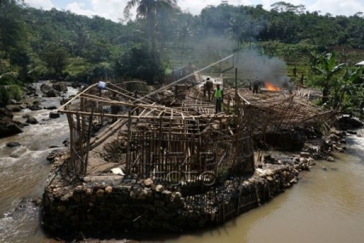 Dirazia, Tambang Emas Ilegal di Sungai Tajur, Banyumas