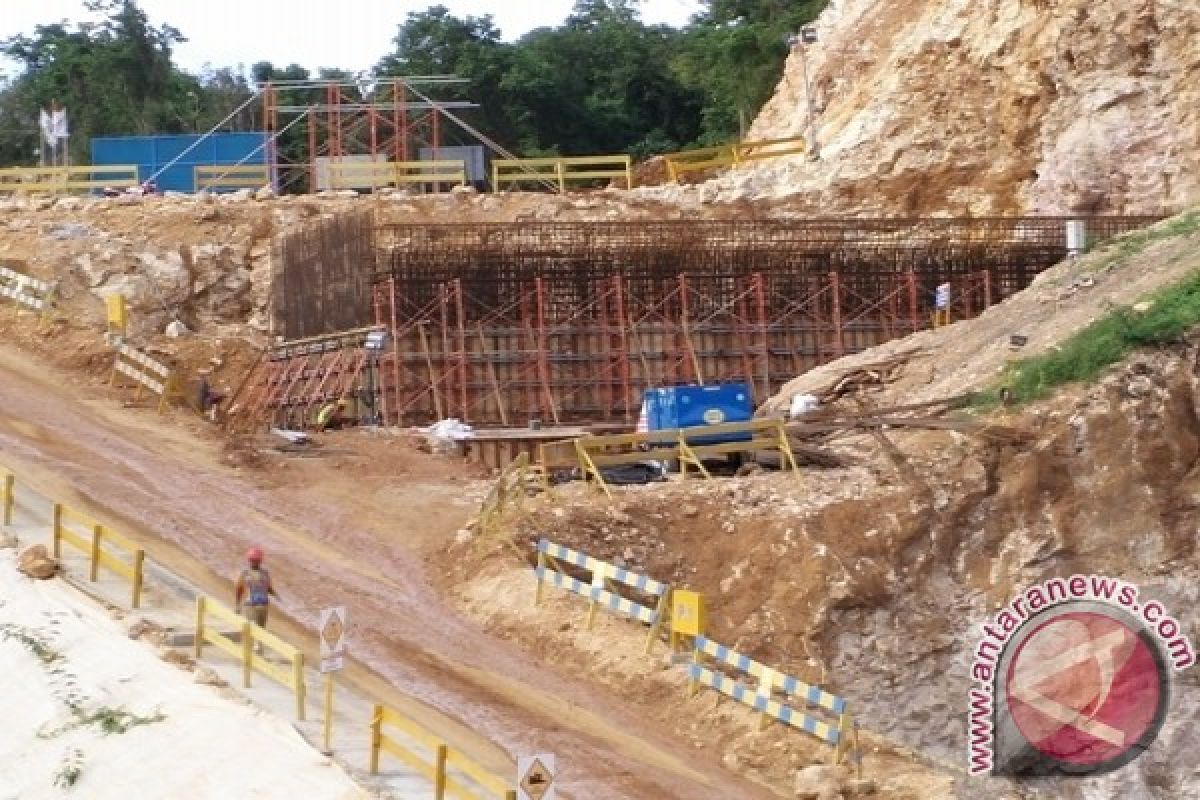 Pemkot Jayapura turunkan tinggi jalan pendekat jembatan Holtekam