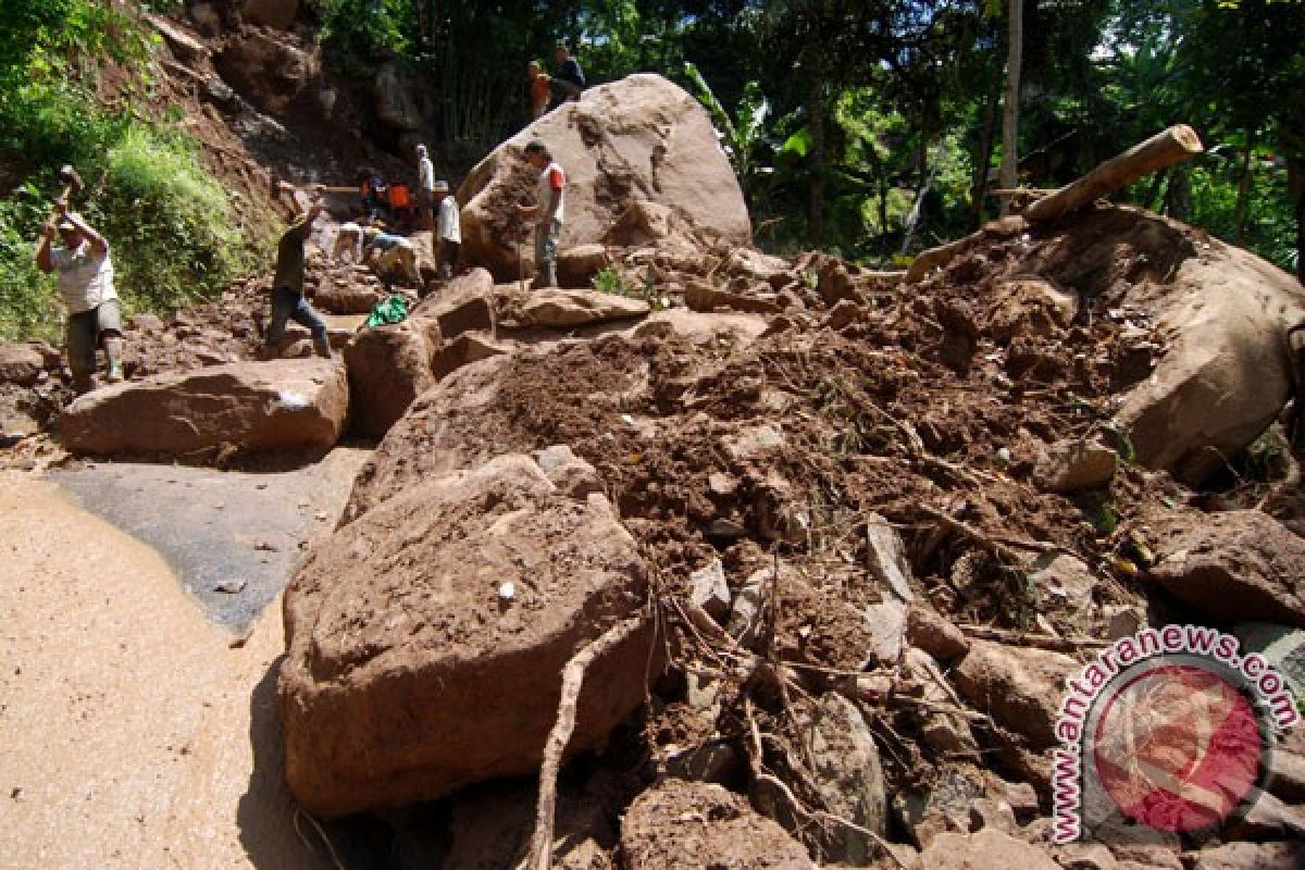 Tanah longsor terjadi di puluhan lokasi di Kulon Progo