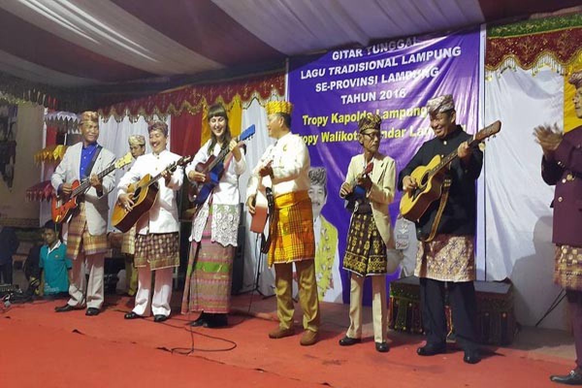 Mahasiswi AS Mainkan Gitar Klasik Lampung 