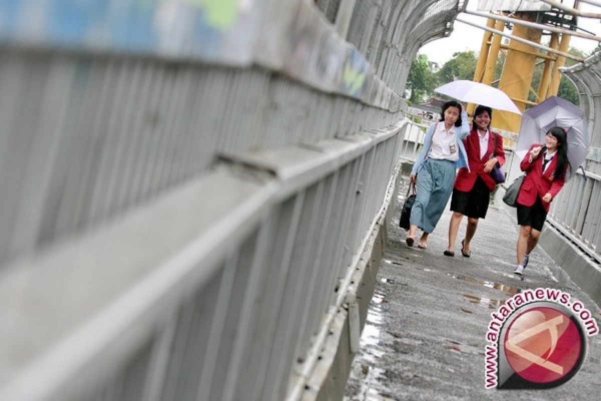 Cuaca Kamis siang ini, berawan hingga hujan ringan warnai Jakarta