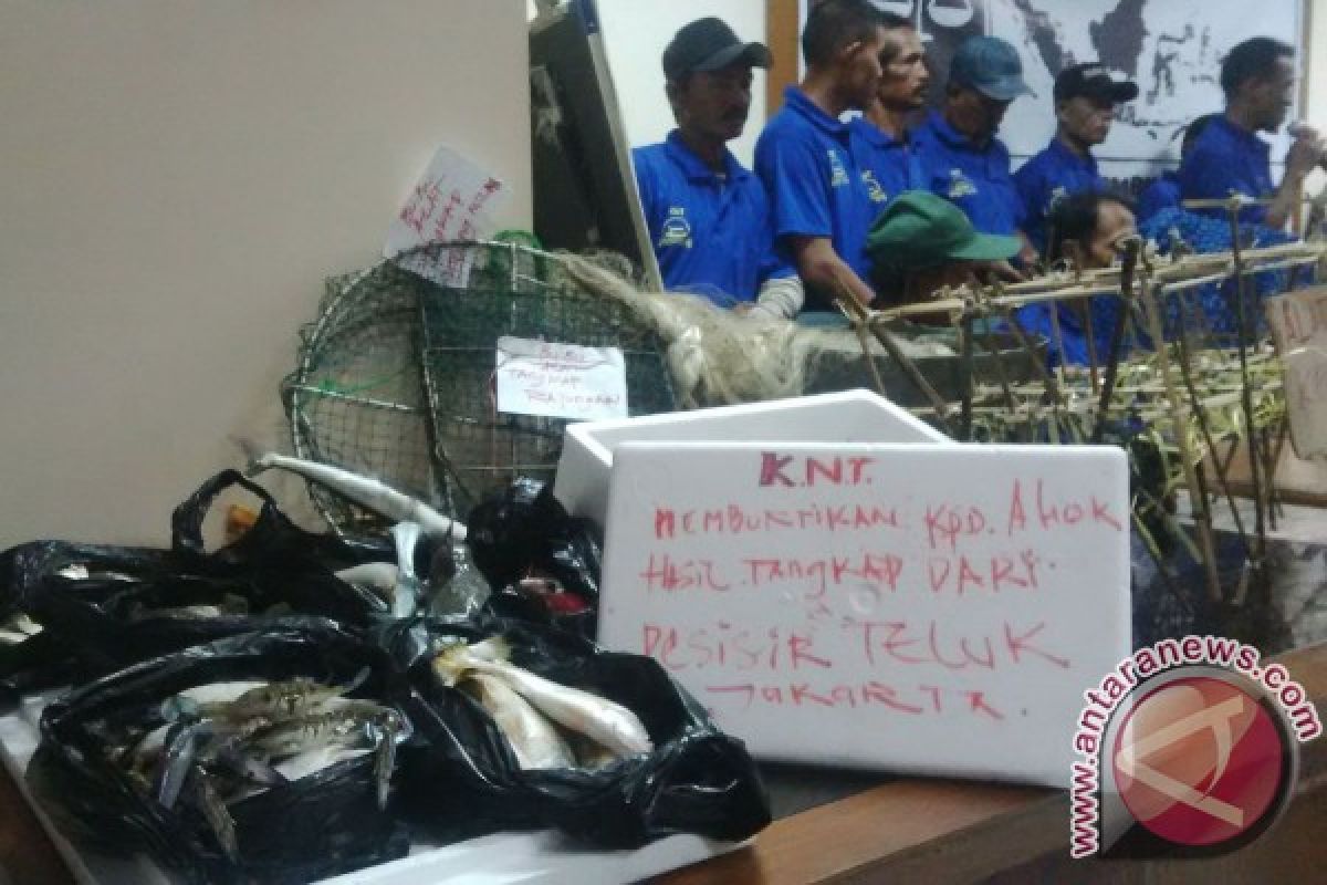 Nelayan kirimkan ikan Teluk Jakarta ke Ahok