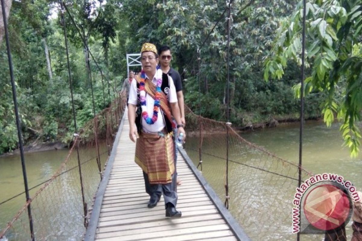 Bupati Sekadau Resmikan Jembatan Gantung Kedambing Tinggi