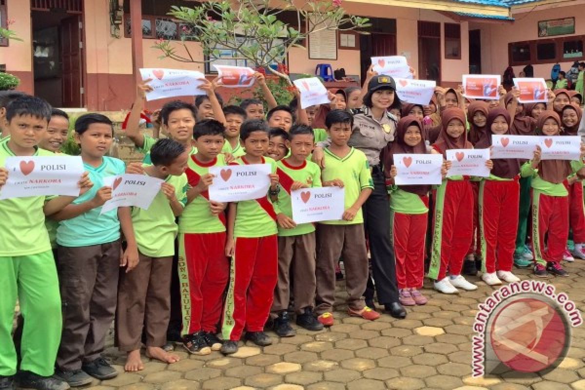 Polisi Kampanye Antinarkoba Ke Sekolah Dasar 