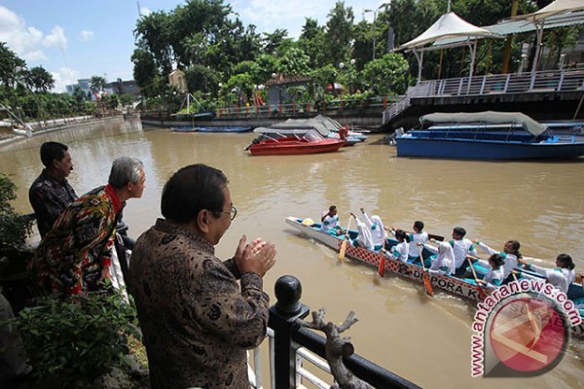 Gubernur Jateng Terkejut Lihat Kebersihan Kalimas