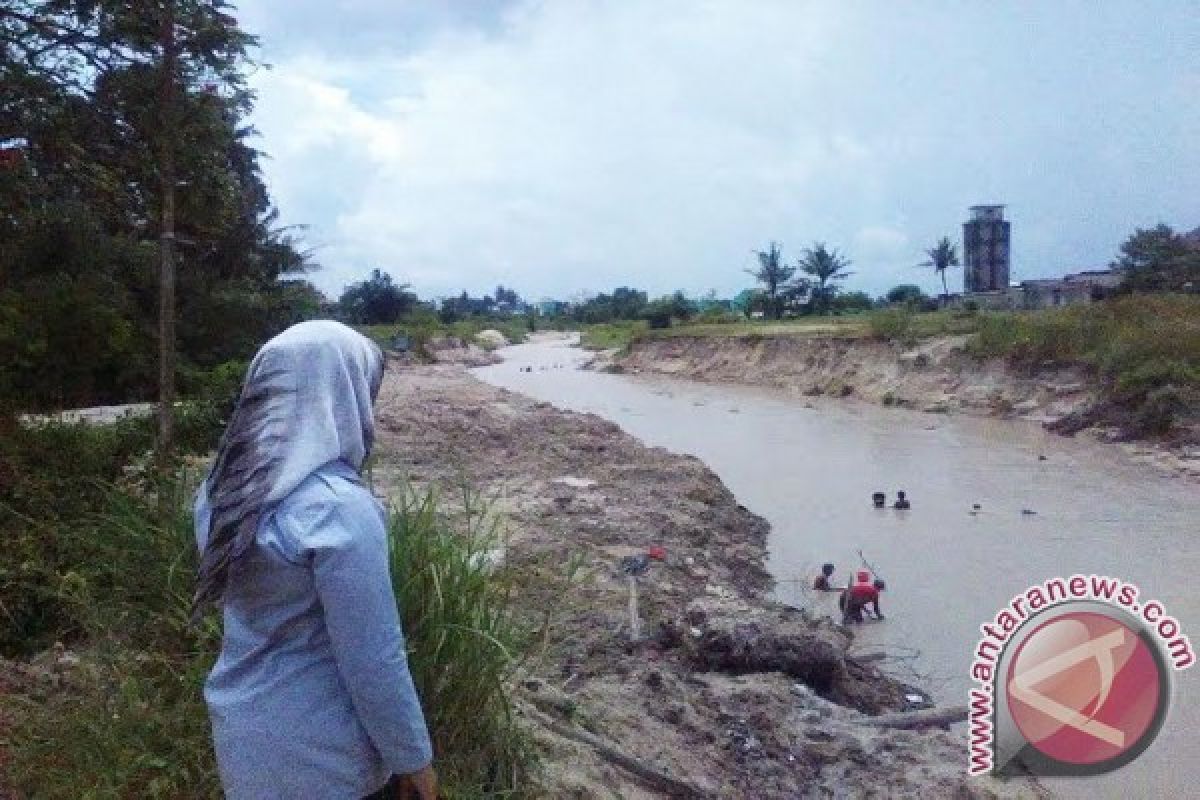 PT Timah Keruk Sungai Pendindang Cegah Banjir