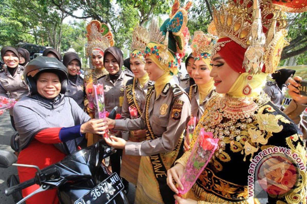 Polwan Bali bagikan mawar pada Hari Kartini