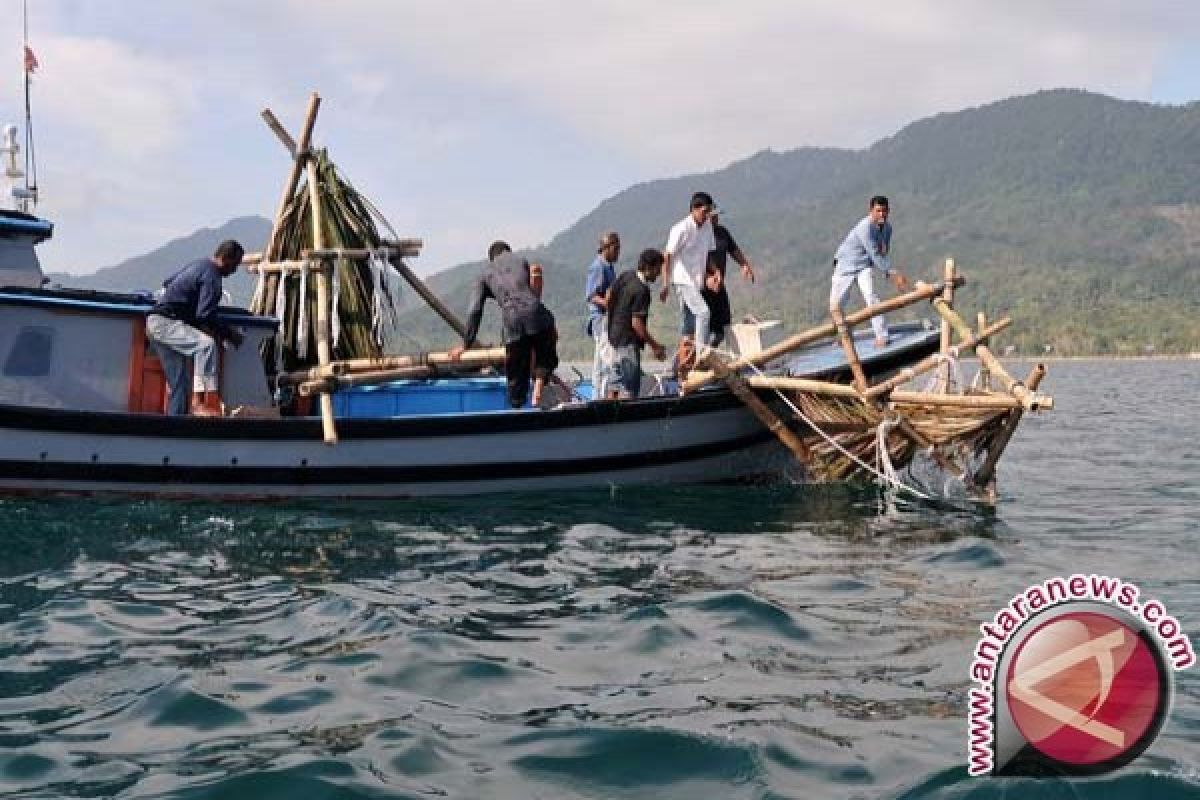 Kotabaru fishermen receive 221 LPG-fueled boat engines