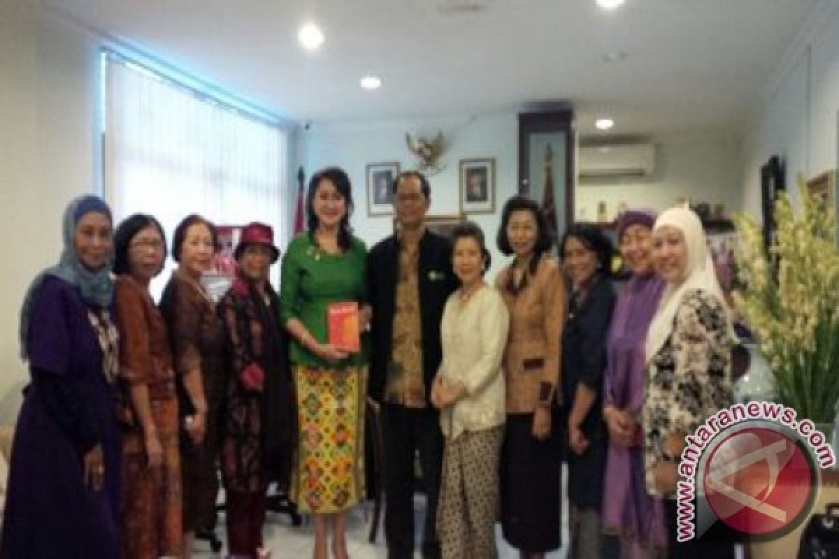 Parni Hadi: menulis cerdaskan perempuan Indonesia