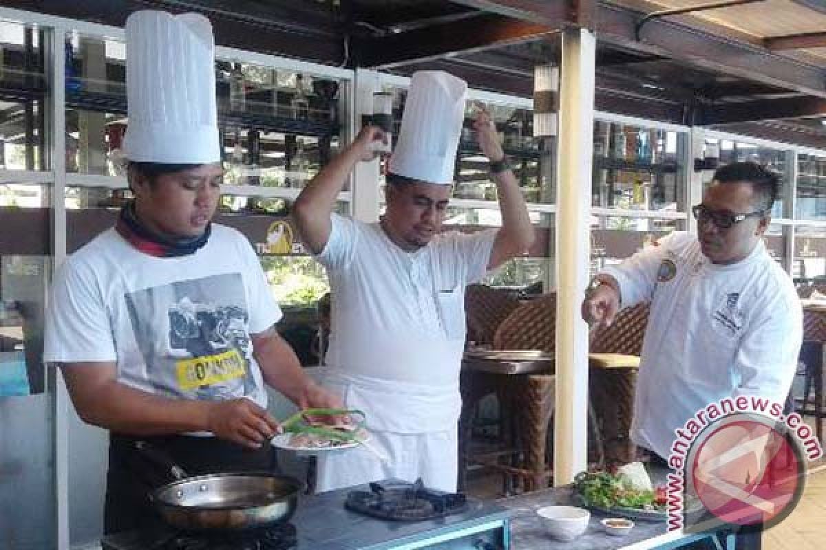 Chef profesional ajari wartawan belajar masak 