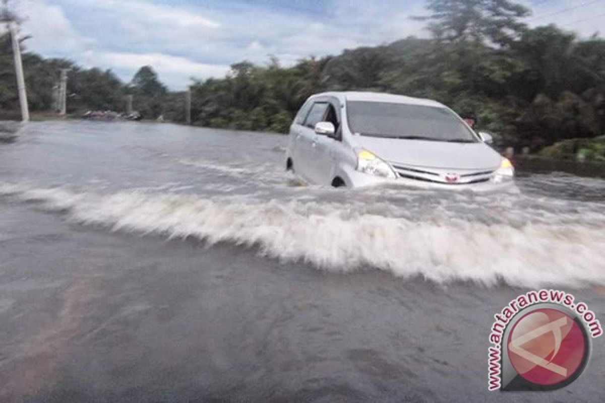 Jalur Trans Sulawesi menuju Morowali Utara diterjang banjir