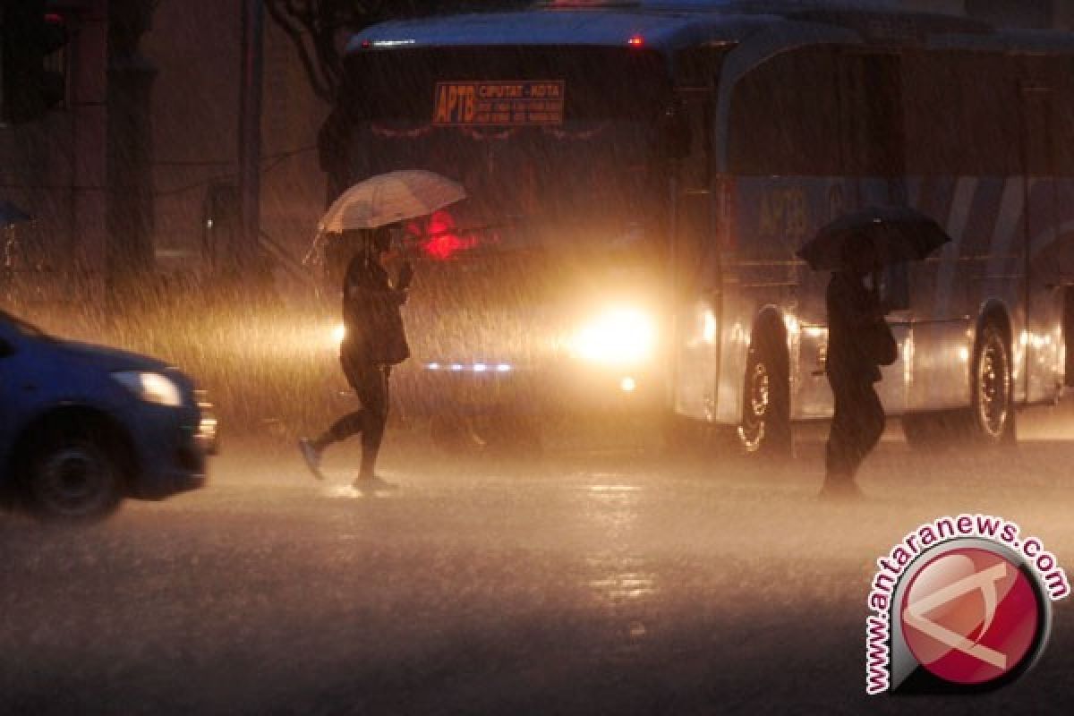 Warga Bekasi Dikejutkan Fenomena Hujan Es