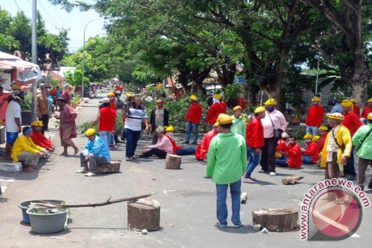 Polisi Bubarkan Massa Blokir Jalan Ke Bandara