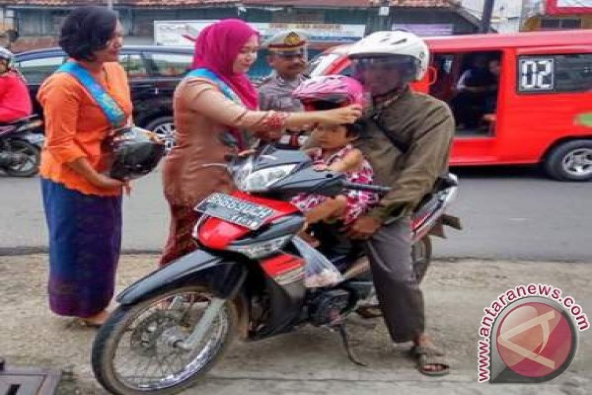 Polwan cantik berkebaya turun ke jalan atur lalu lintas