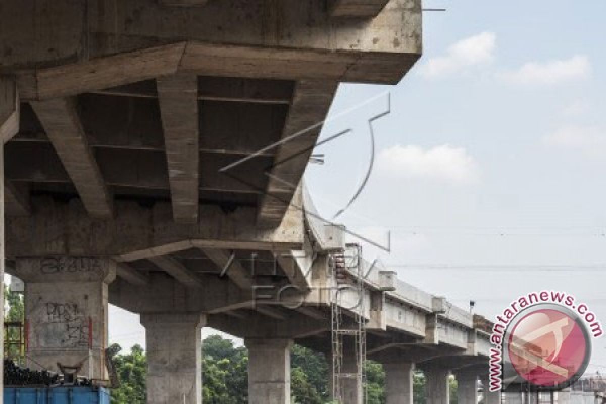 Puluhan reklame penghambat Becakayu dibongkar