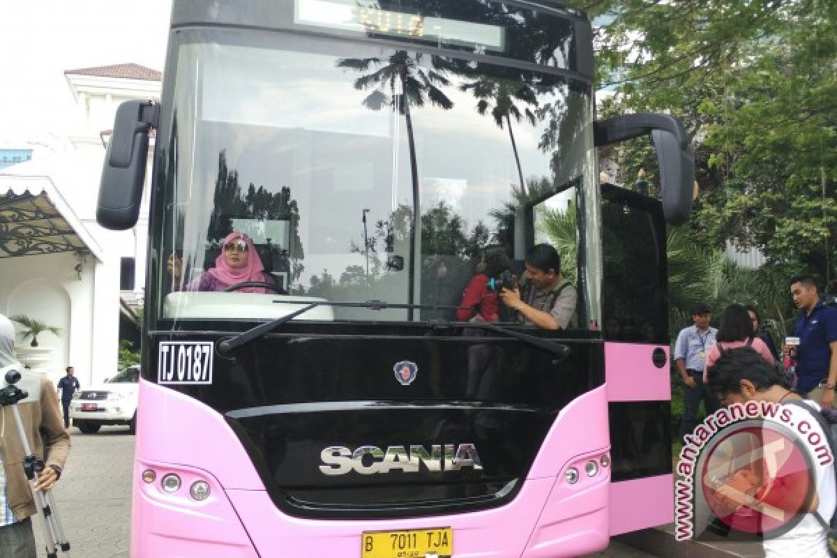 200 wanita pengemudi Transjakarta diasuransikan