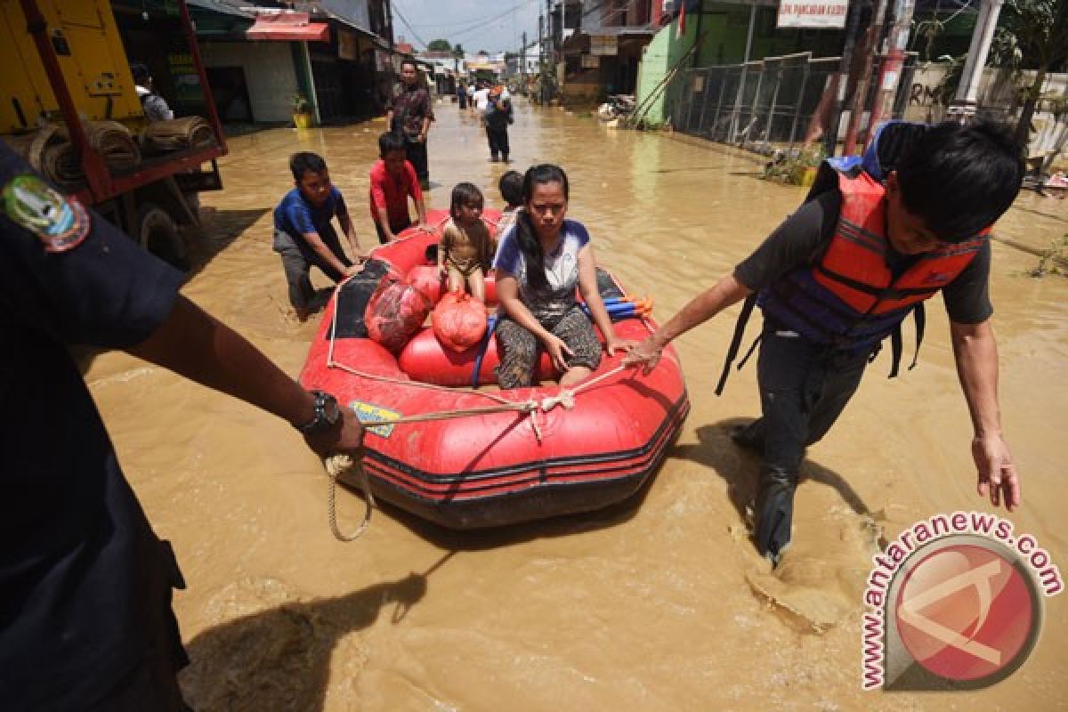 Korban banjir Bekasi bertahan di tenda pengungsian