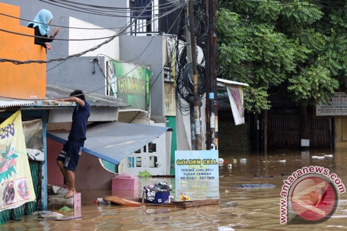 Bendung Kali Bekasi berangsur normal pasca banjir