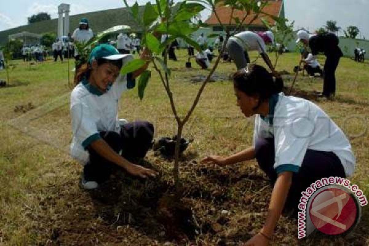 Wali Kota tanam pohon di Hari Bumi