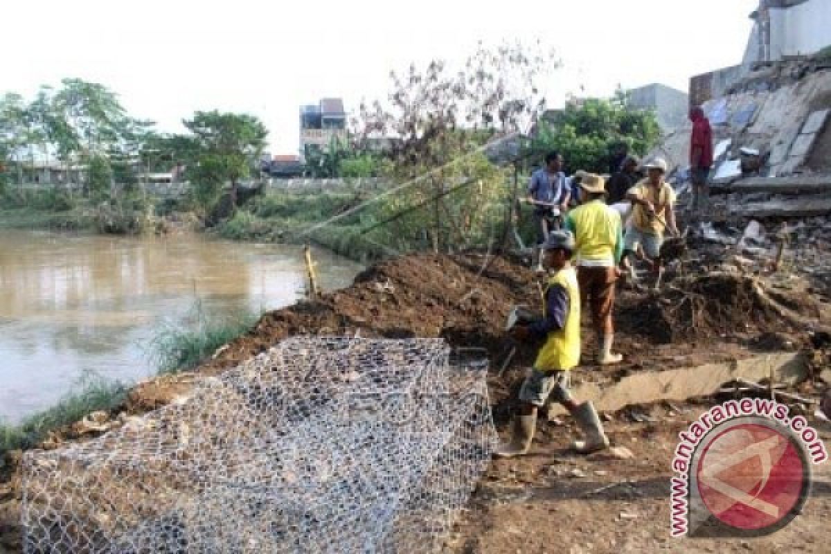 Rp12,3 Miliar Untuk Pemulihan Tanggul Sungai Bekasi