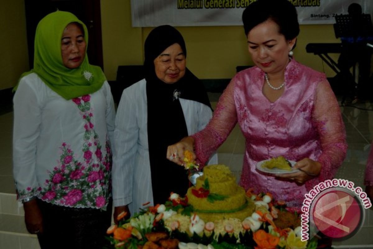 Sekda Sintang Ajak ASN Perempuan Tingkatkan Kinerja