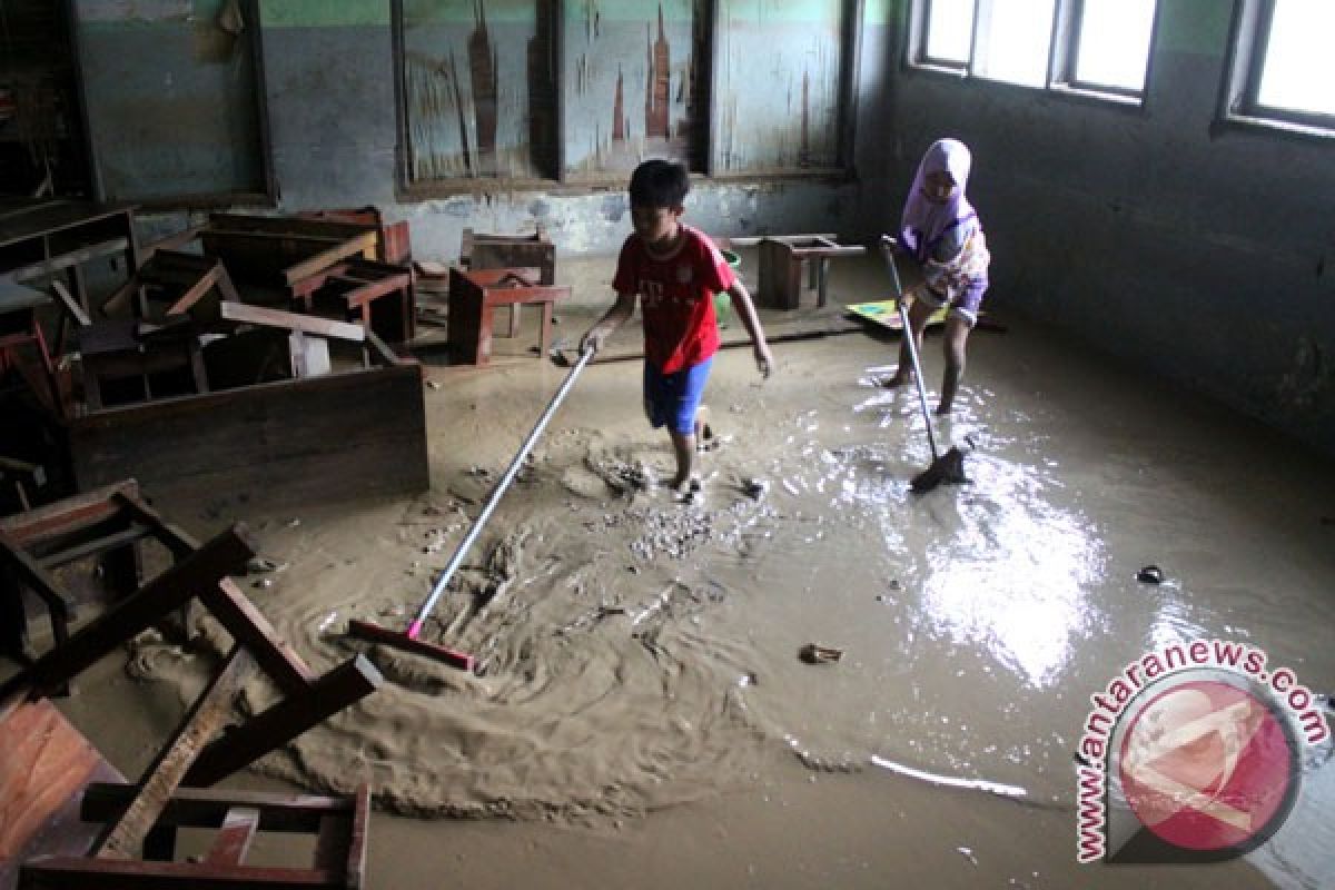 Hujan terus-terusan membuat beberapa permukiman di Bekasi banjir