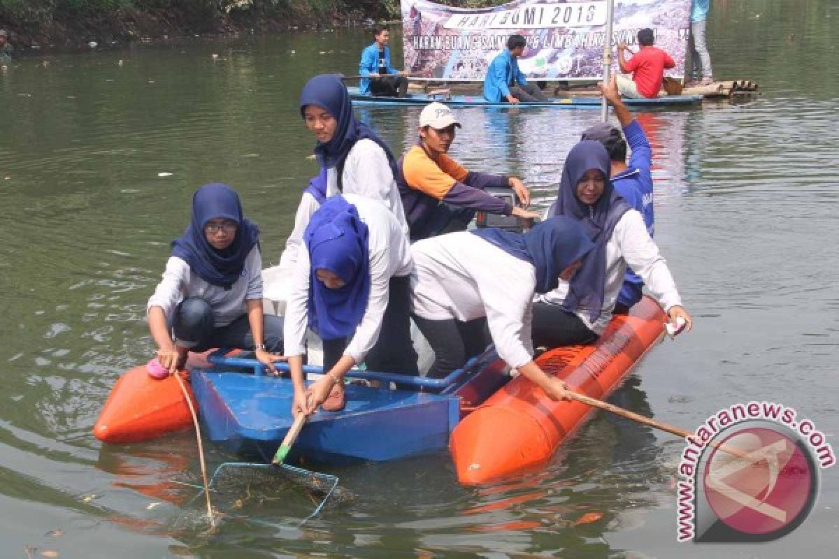 Mahasiswa Tulungagung Bersihkan Sungai Peringati Hari Bumi