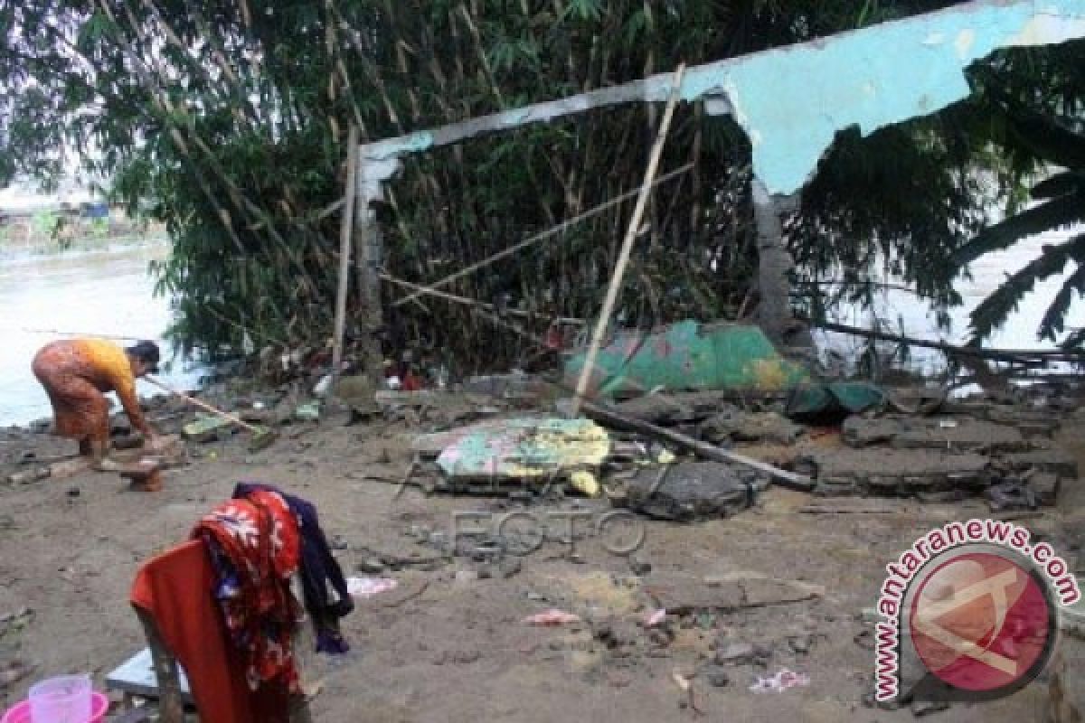 Tiga Rumah Rusak Diterjang Luapan Air Kali Bekasi