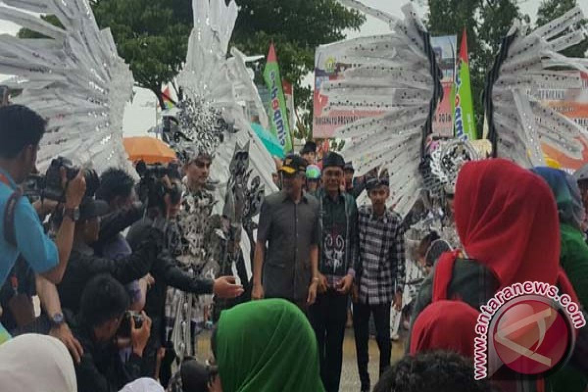 Sultra Gelar Karnaval Tenun Daerah 2016