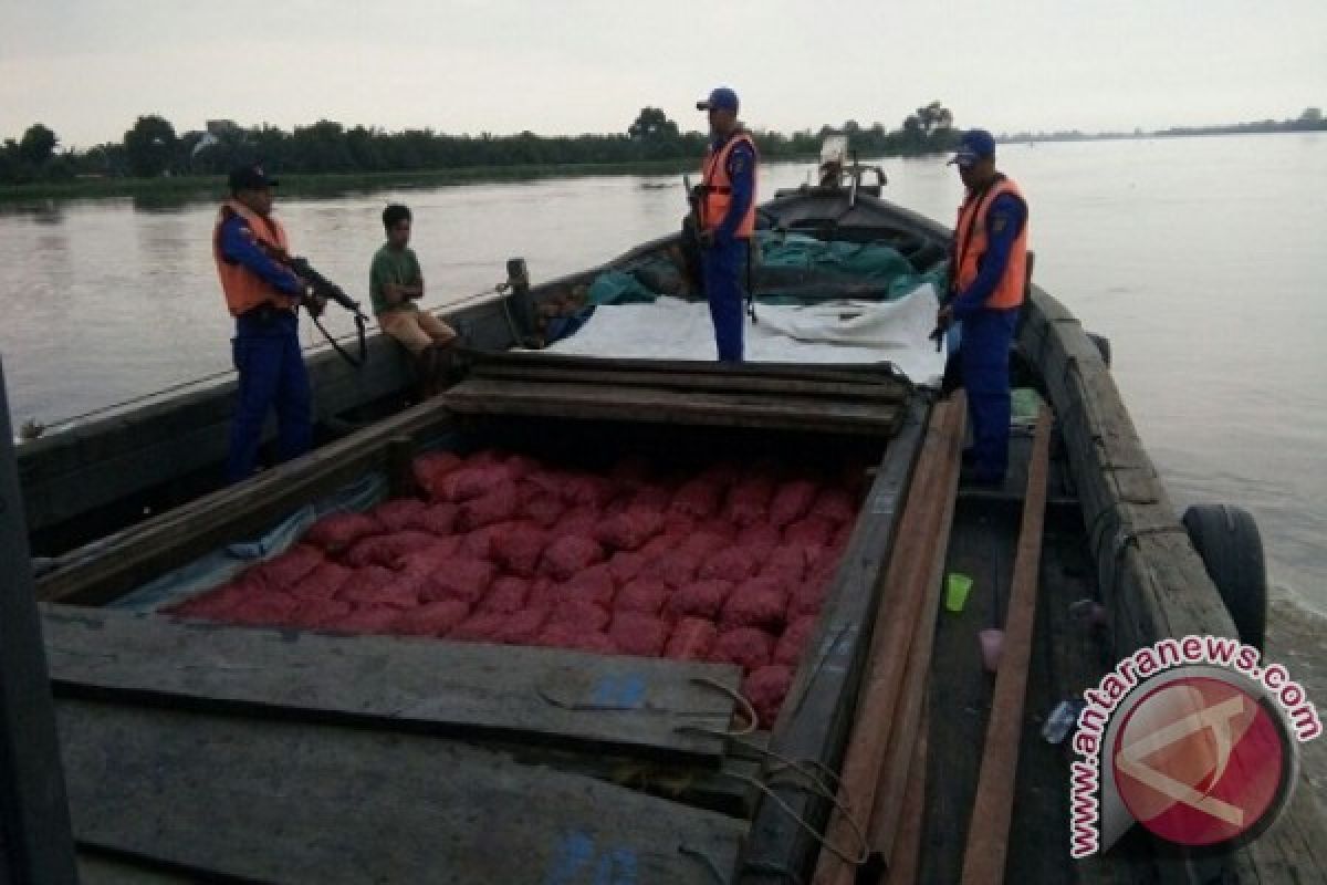 Polisi amankan 5.700 karung bawang merah seludupan 