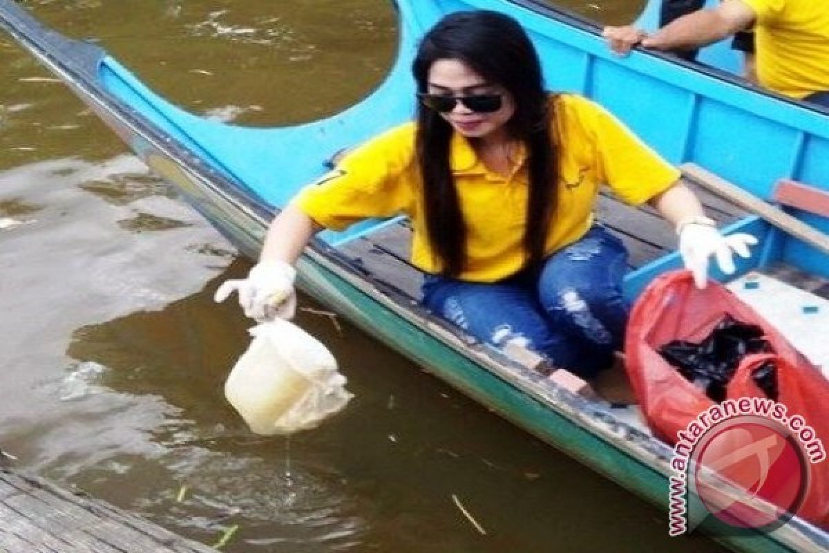 Bank Mandiri Turut Bersihkan Karang Mumus