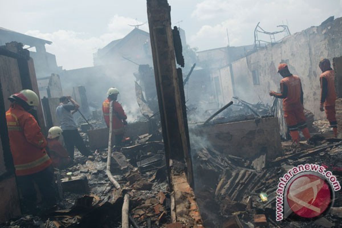 28 unit damkar dikerahkan untuk atasi kebakaran di Kalibaru