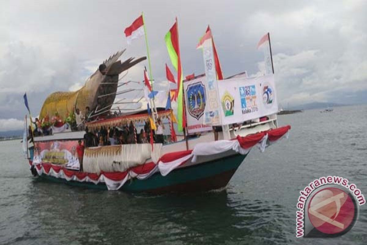 Lomba Perahu Hias Meriahkan HUT Sultra di Kolaka