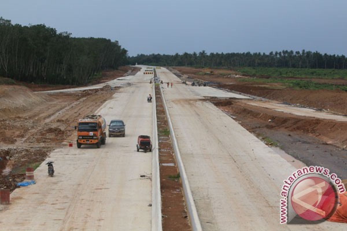 Sepeda motor gunakan tol Trans Sumatra yang belum dioperasikan