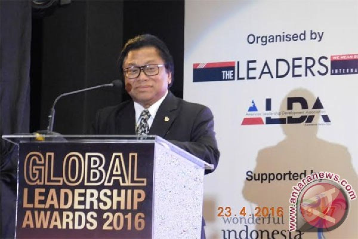 Oesman Sapta diganjar Leadership Award oleh Malaysia