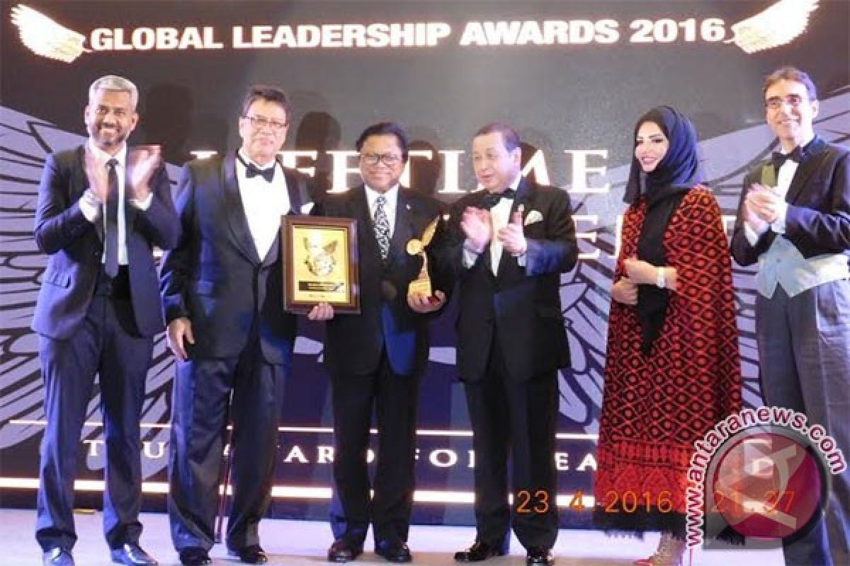 Oesman Sapta kaget dianugerahi Leadership Award oleh Malaysia
