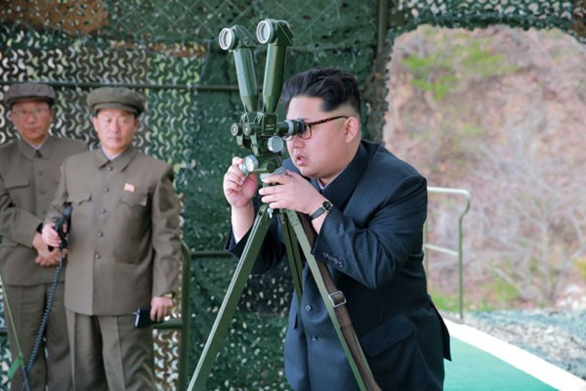 Kim Jong Un periksa kapal selam baru Korea Utara