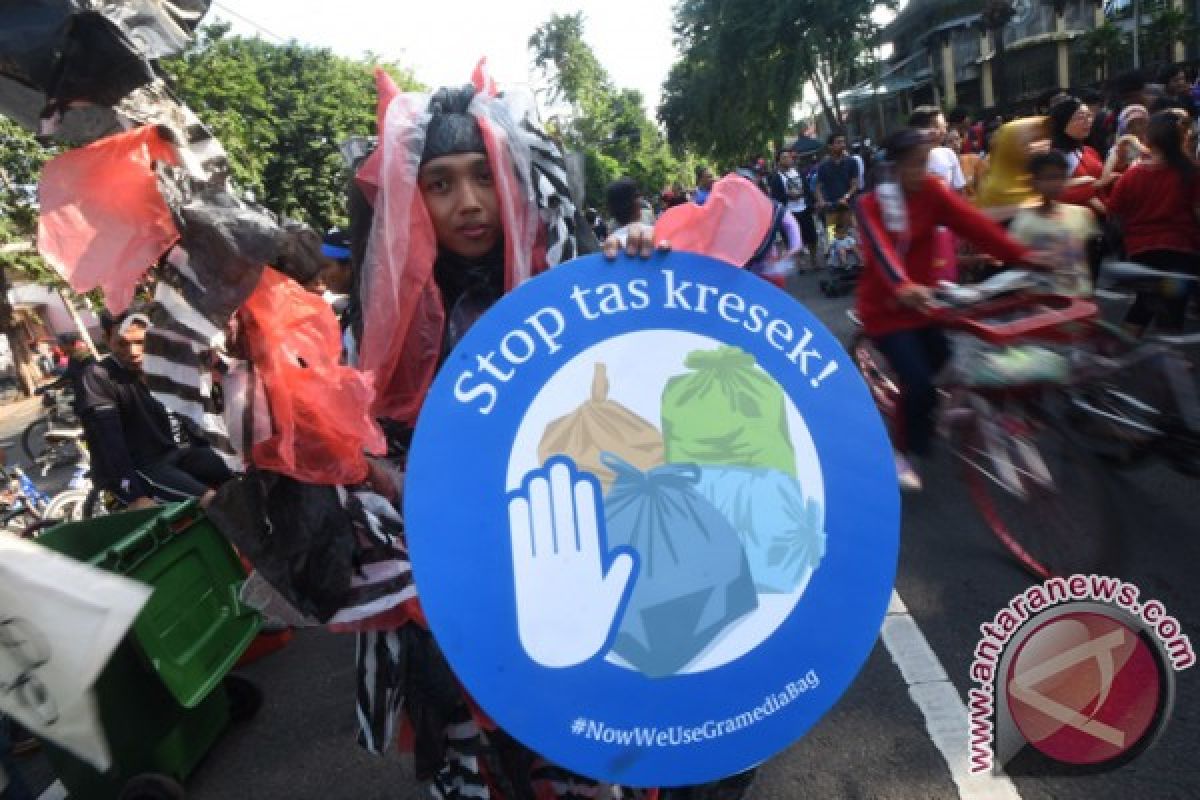 Komunitas Nol Sampah Gelar Aksi Tas Kresek di Surabaya