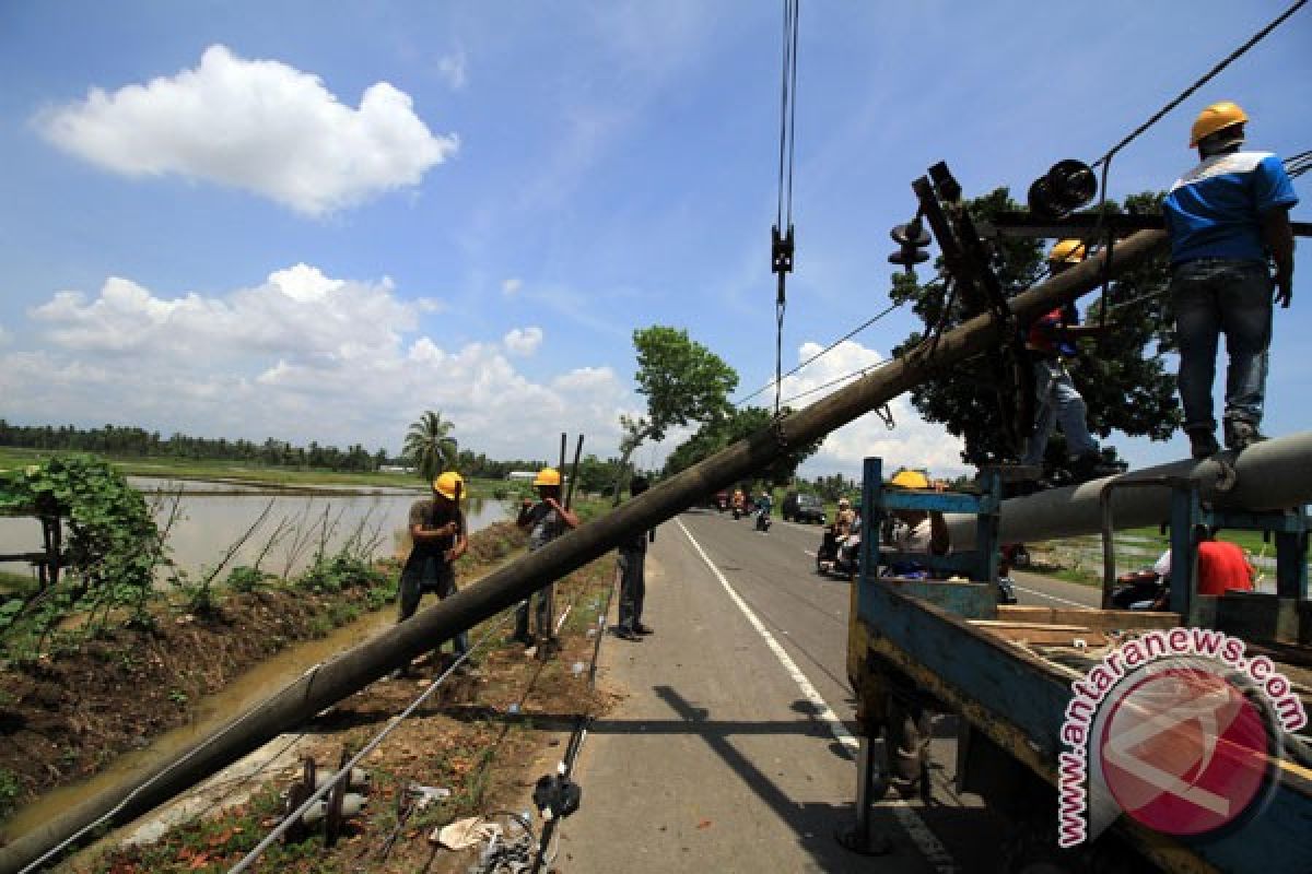 Belasan tiang listrik di Aceh Utara rubuh