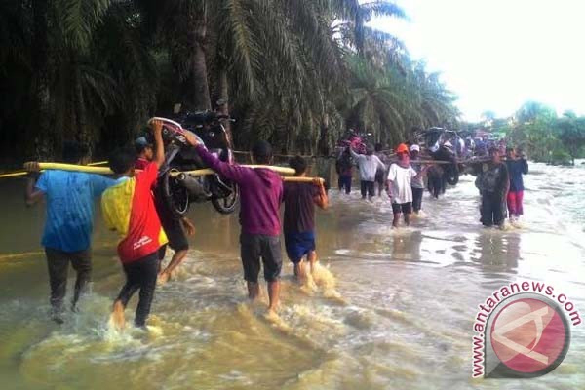 Ratusan motor dipikul akibat banjir di Lariang 