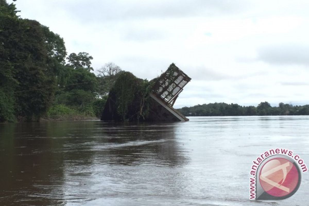 Ribuan Zak Pupuk Tumpah di Sekadau