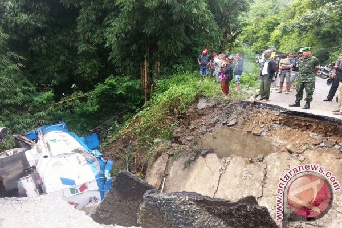 Jalan Sungaipenuh-Tapan Sumbar putus total