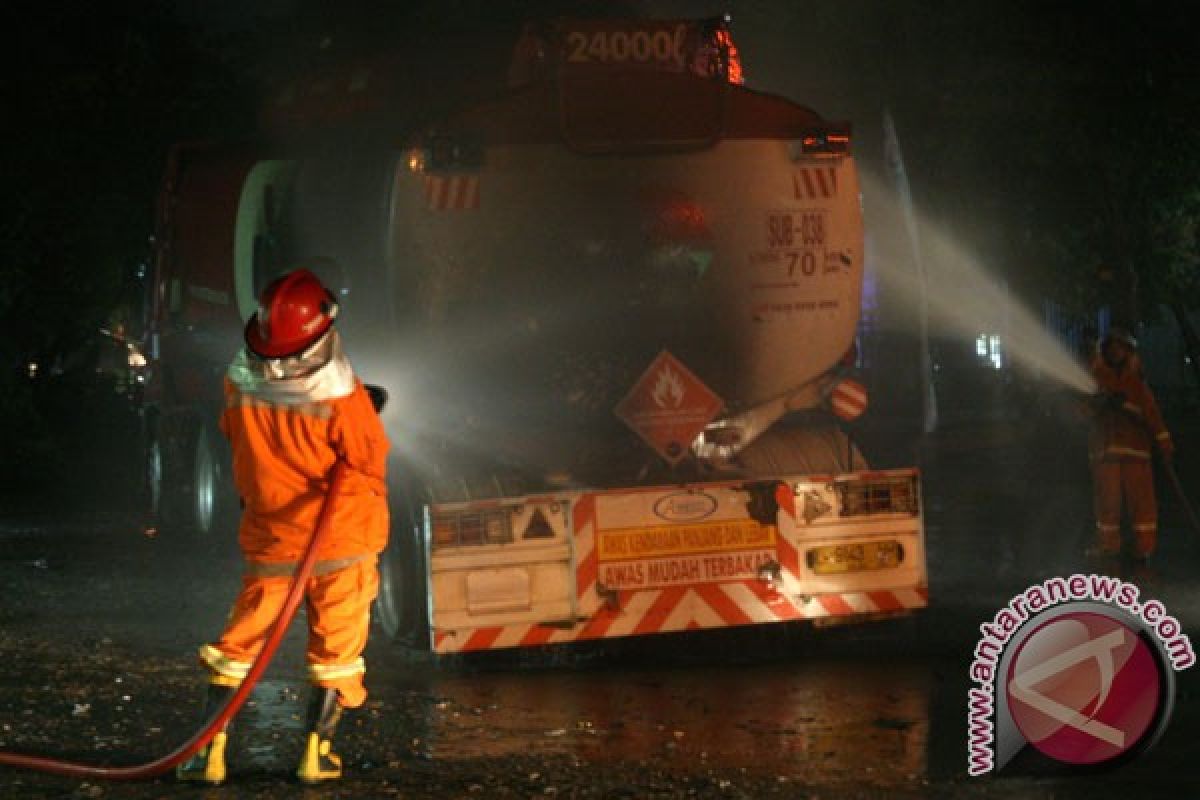 Truk tangki Pertamina terbakar di jalan tol Semarang